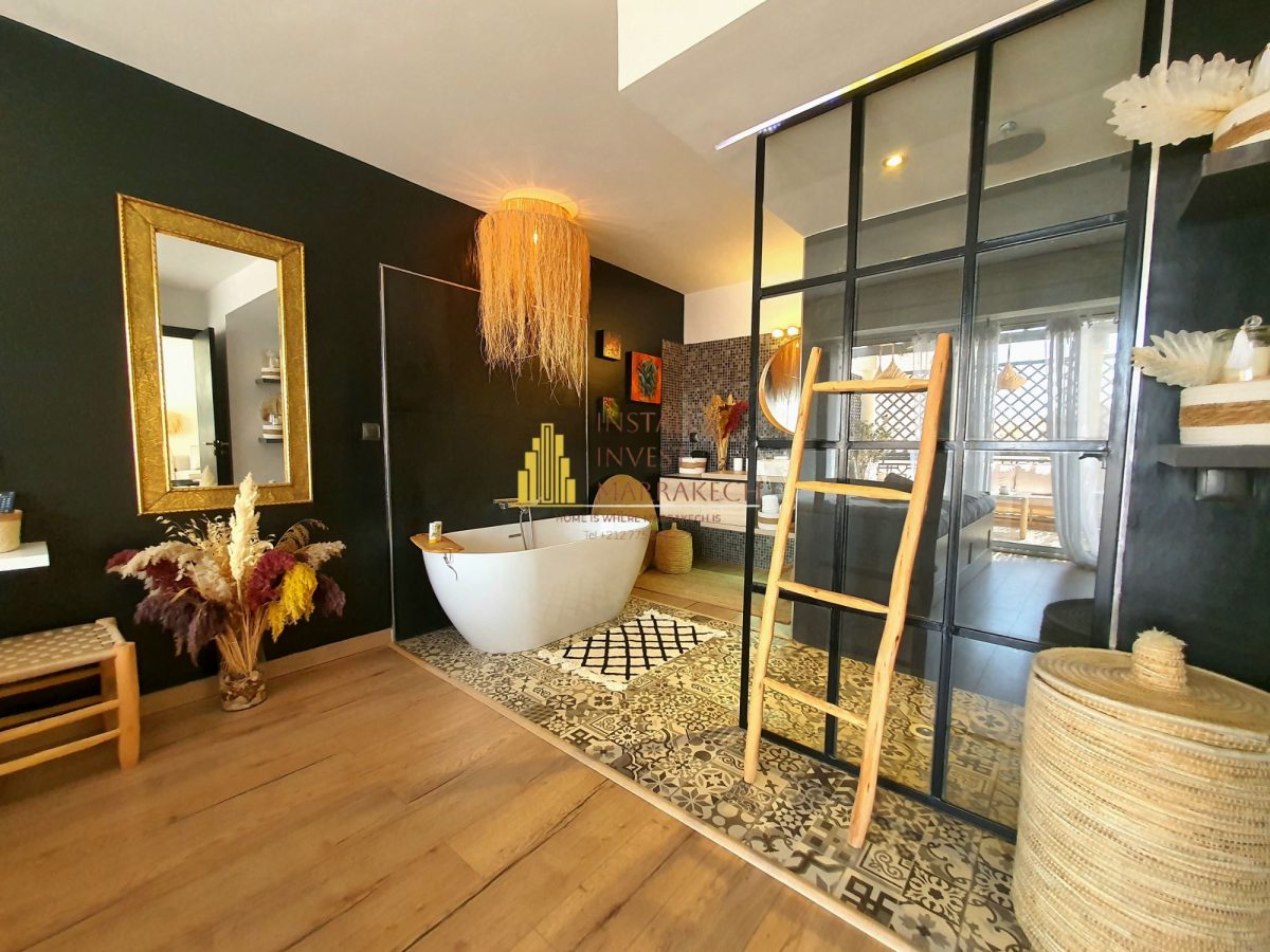 Salle de bain avec baignoire loft à Guéliz