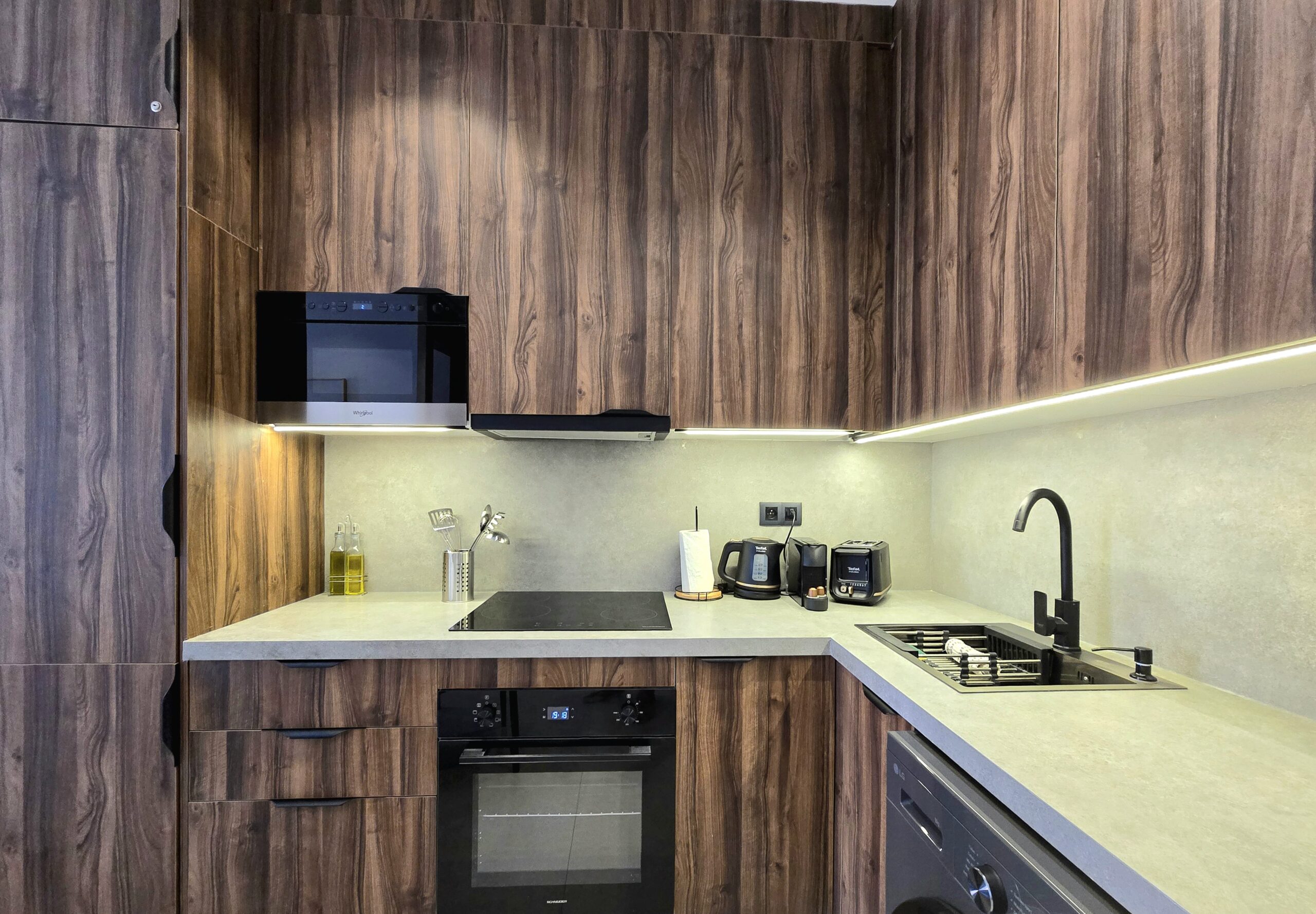 Cuisine entièrement équipée moderne dans un appartement en location courte durée à Marrakech