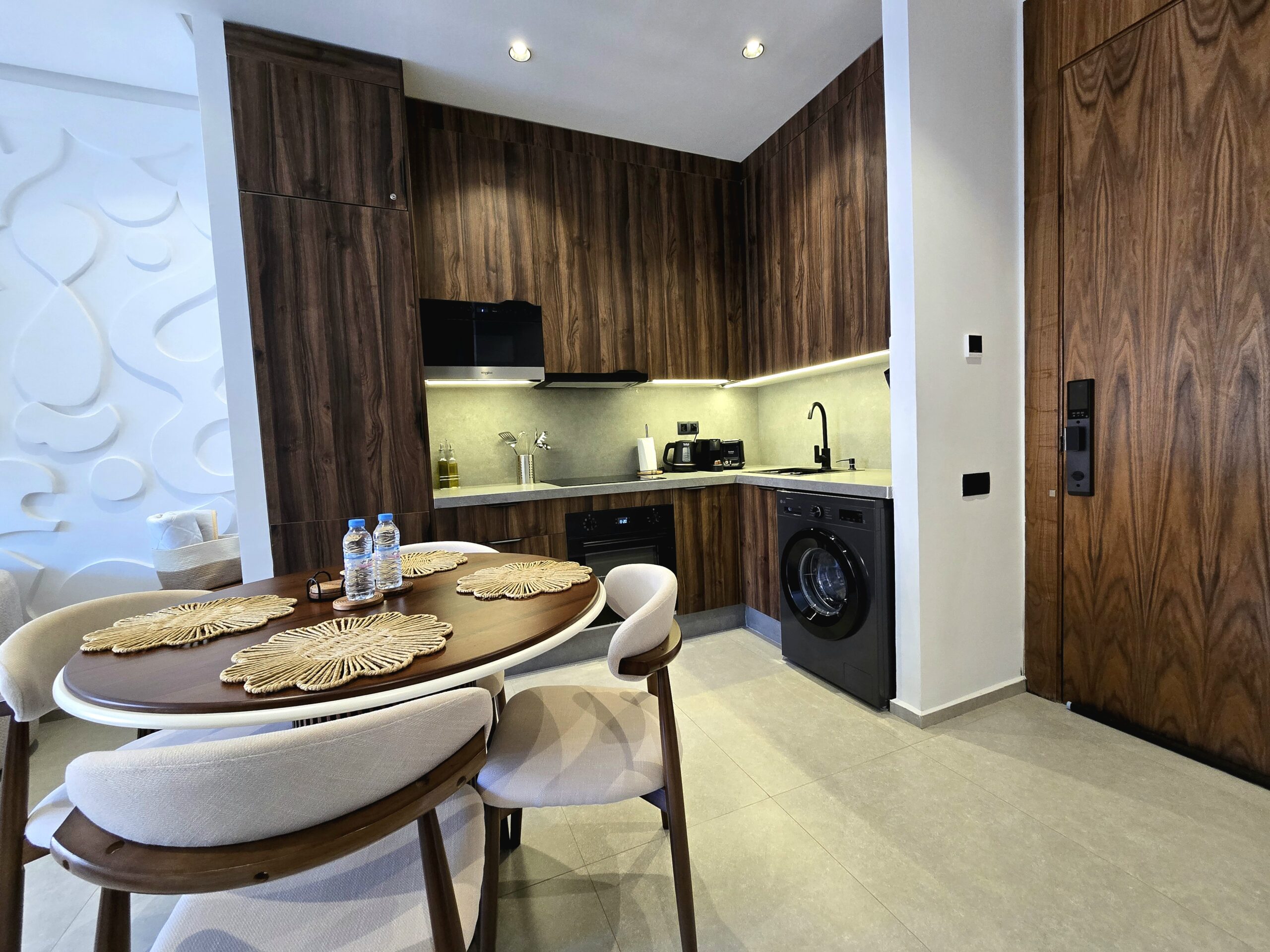 Grand séjour contemporain et lumineux dans un appartement en location courte durée à Marrakech