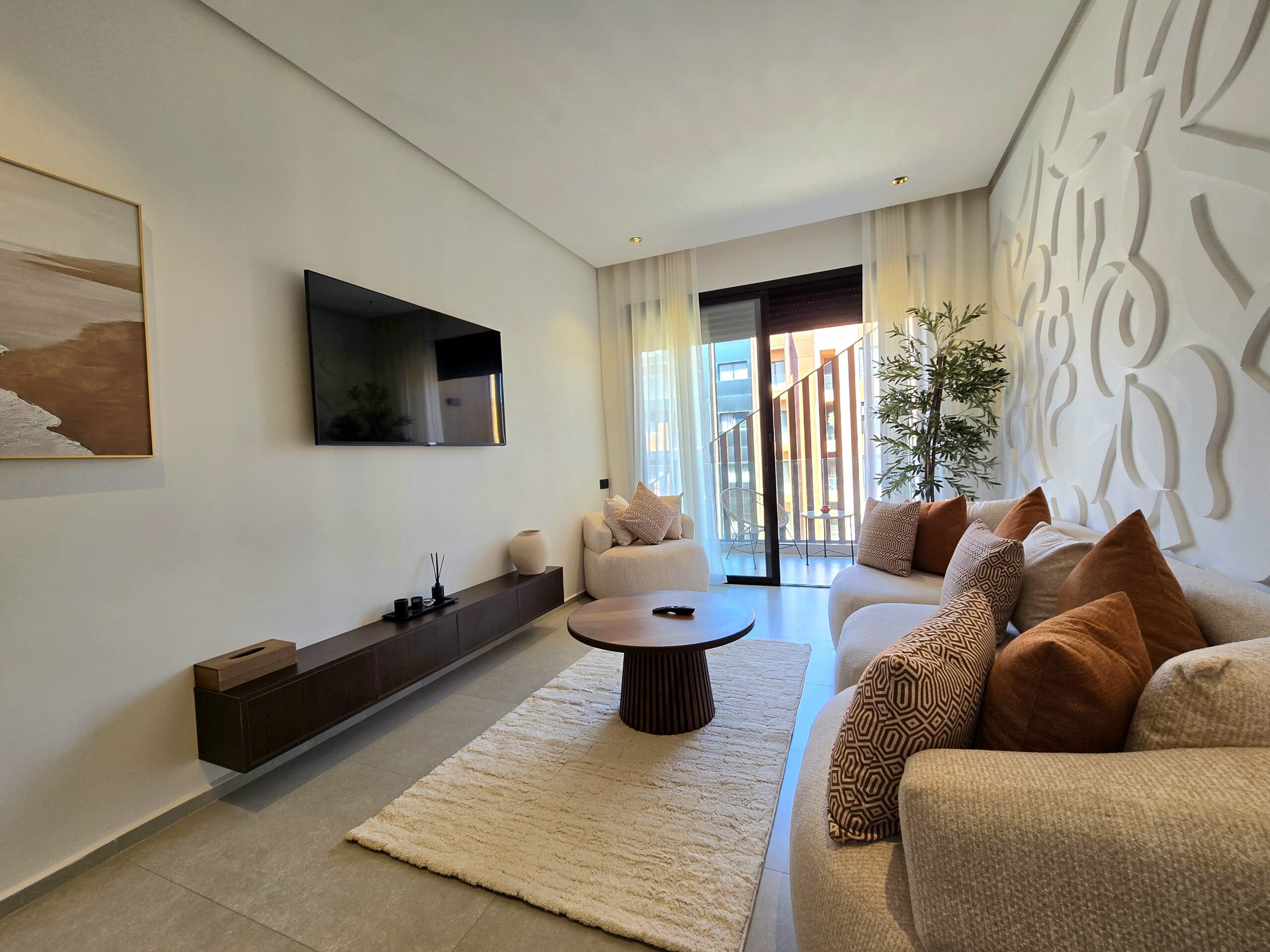 Grand séjour contemporain et lumineux dans un appartement en location courte durée à Marrakech