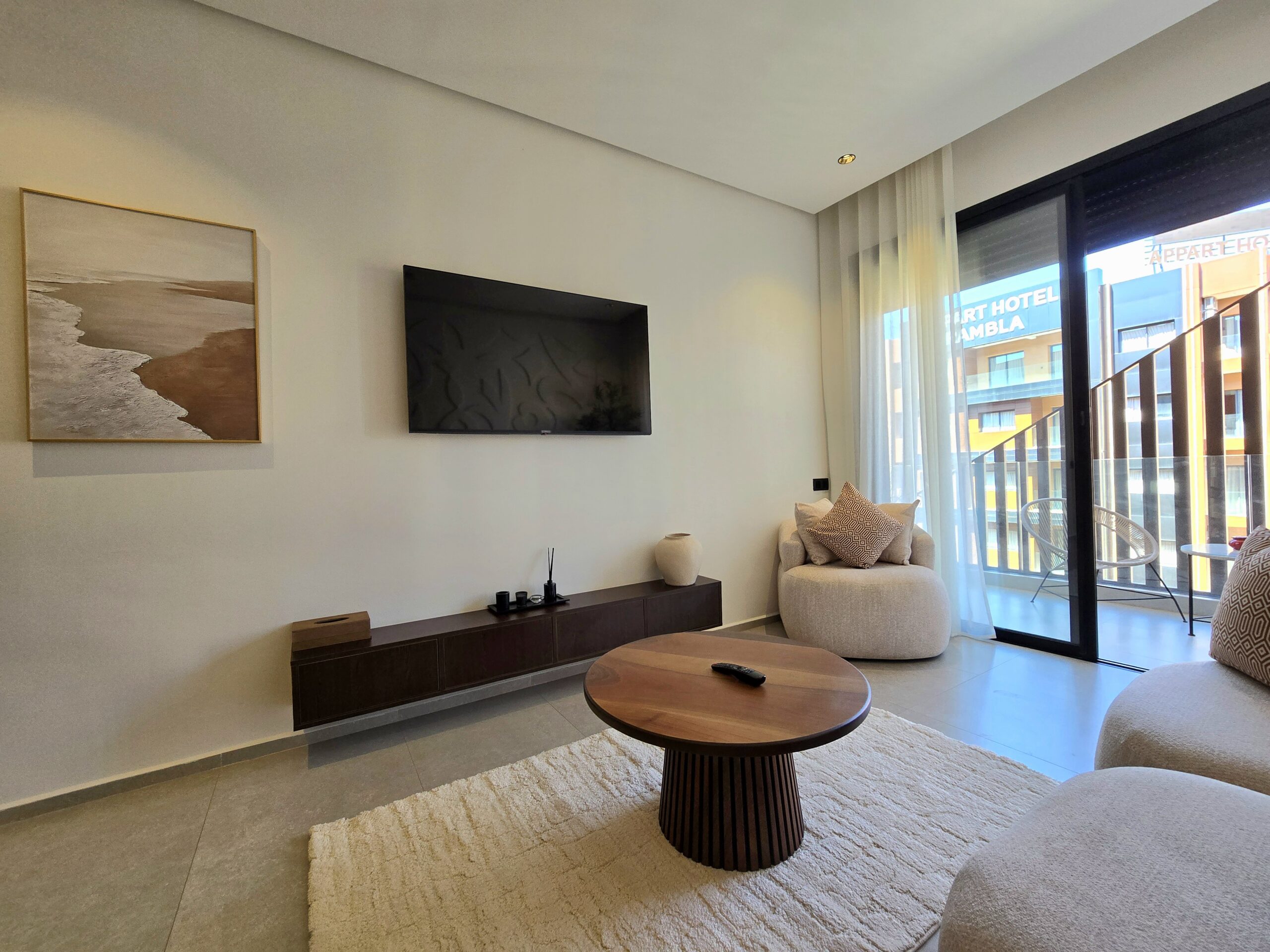 Grand séjour contemporain et lumineux dans un appartement en location courte durée à Marrakech