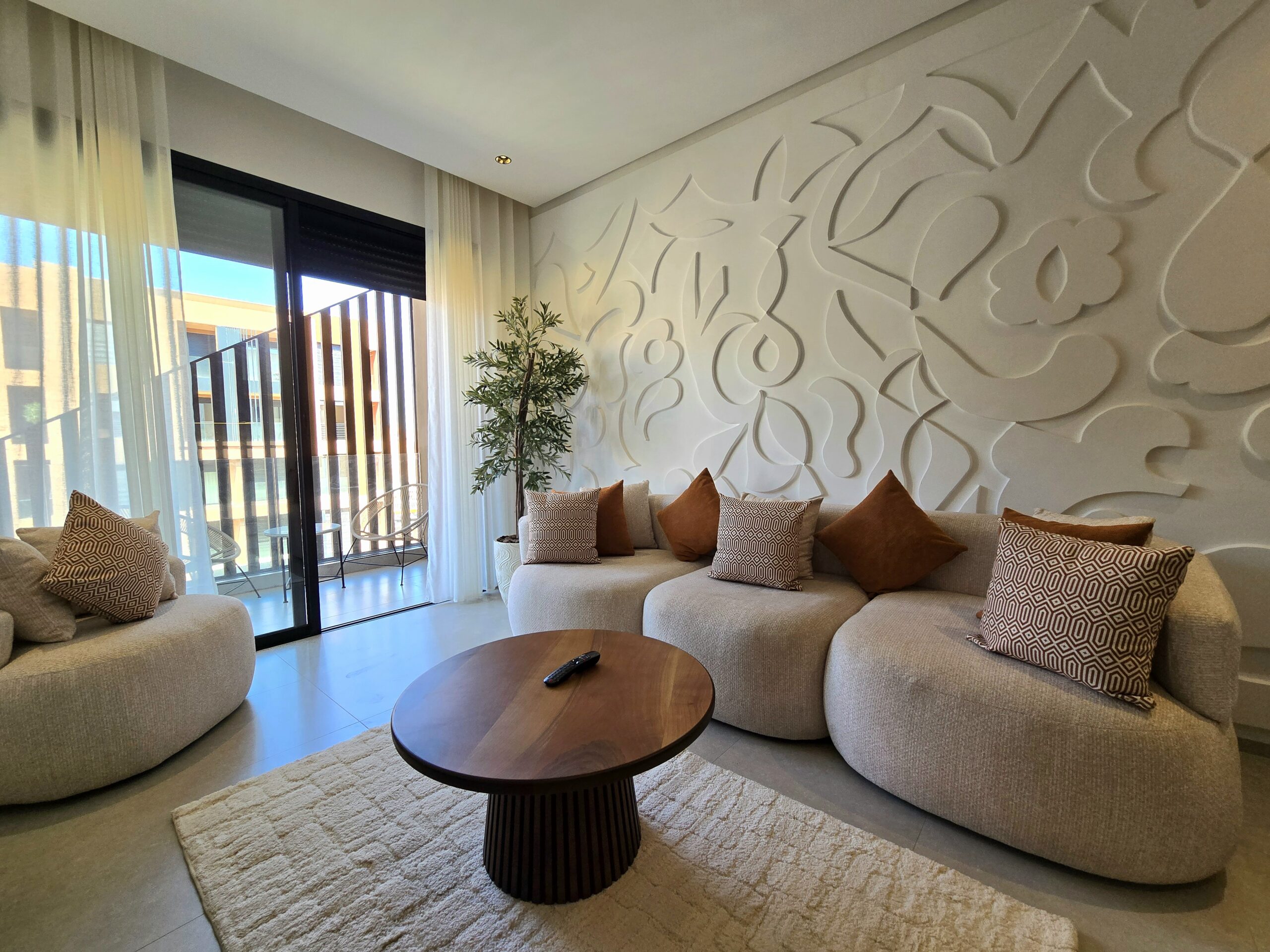 Grand séjour contemporain et lumineux dans un appartement en location courte durée à Marrakech