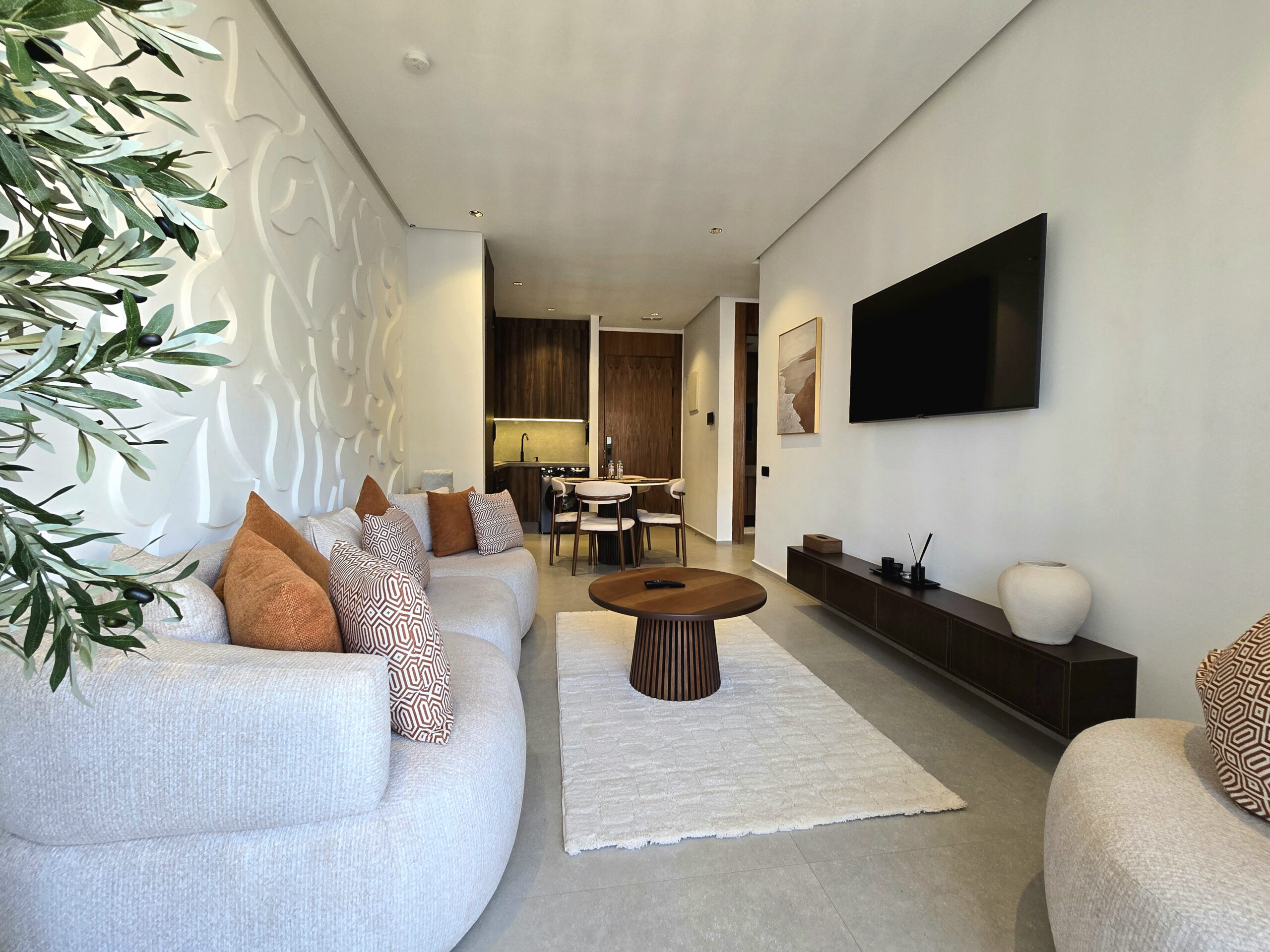 Grand séjour contemporain et lumineux dans un appartement en location courte durée à Marrakech