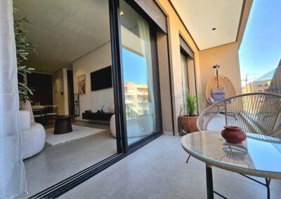 Terrasse d'un appartement en location courte durée avec piscine privée et jardin à Marrakech