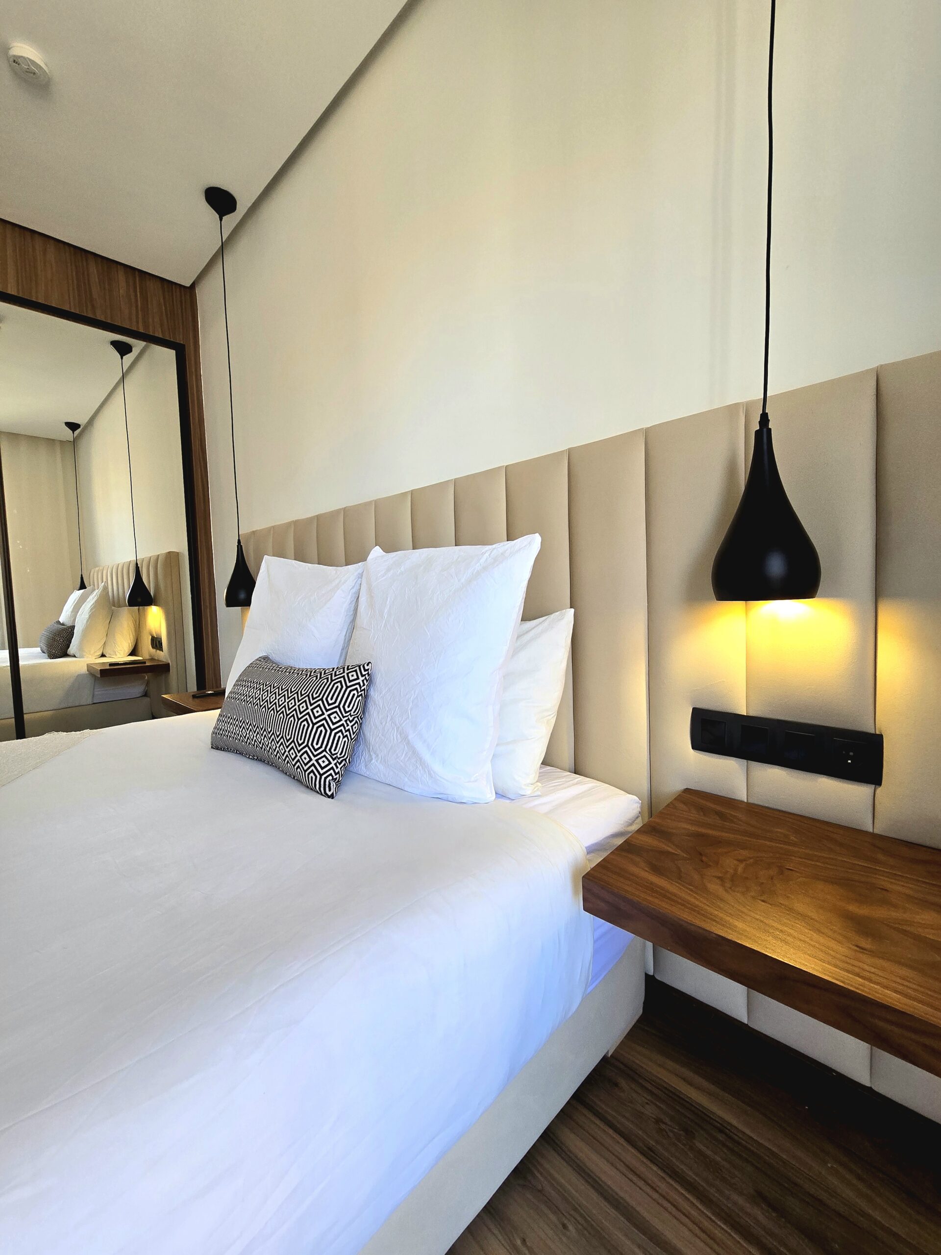 Chambre de luxe avec lit double et lit d'appoint dans un appartement en location courte durée à Marrakech