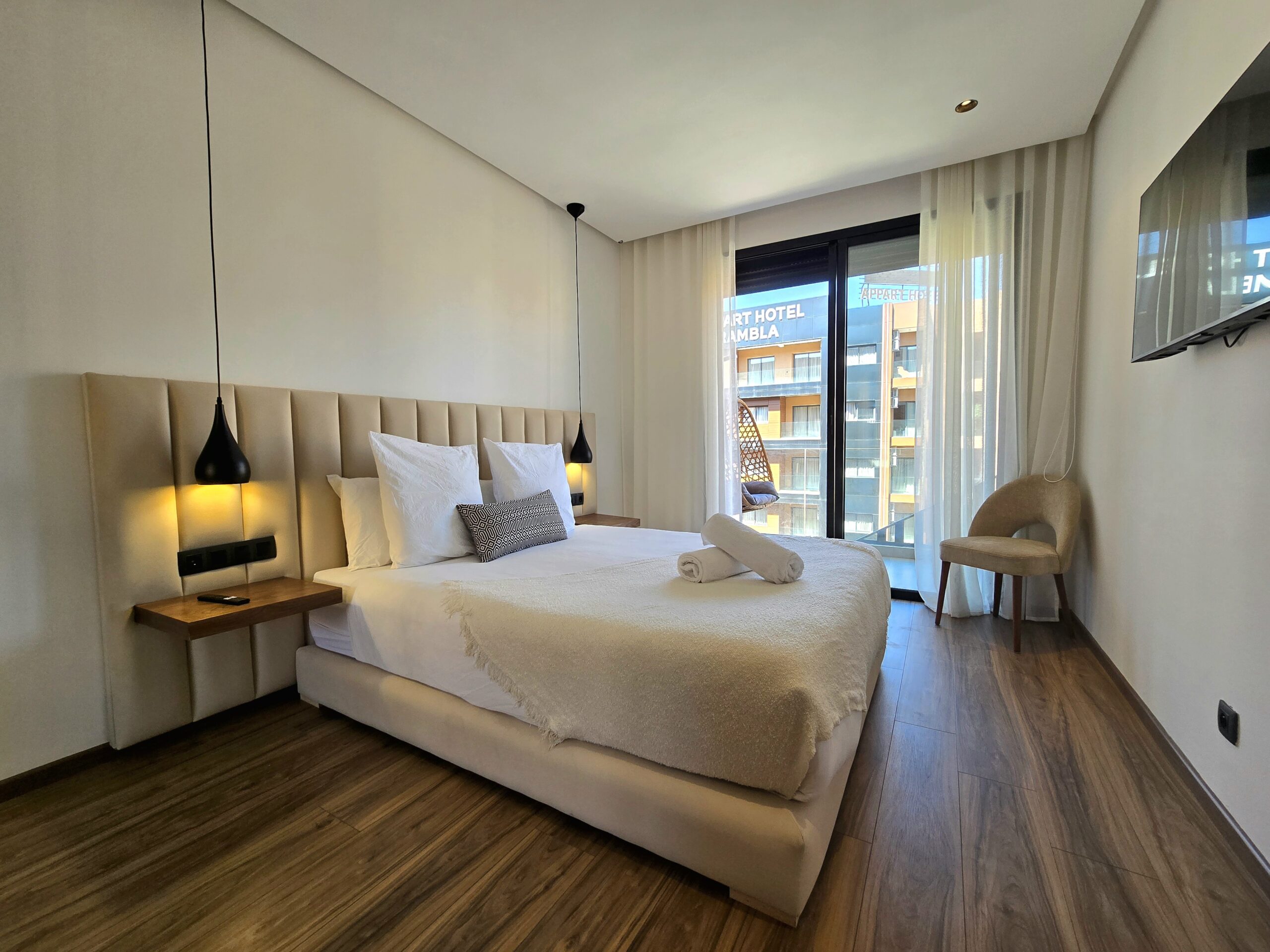 Chambre de luxe avec lit double et lit d'appoint dans un appartement en location courte durée à Marrakech