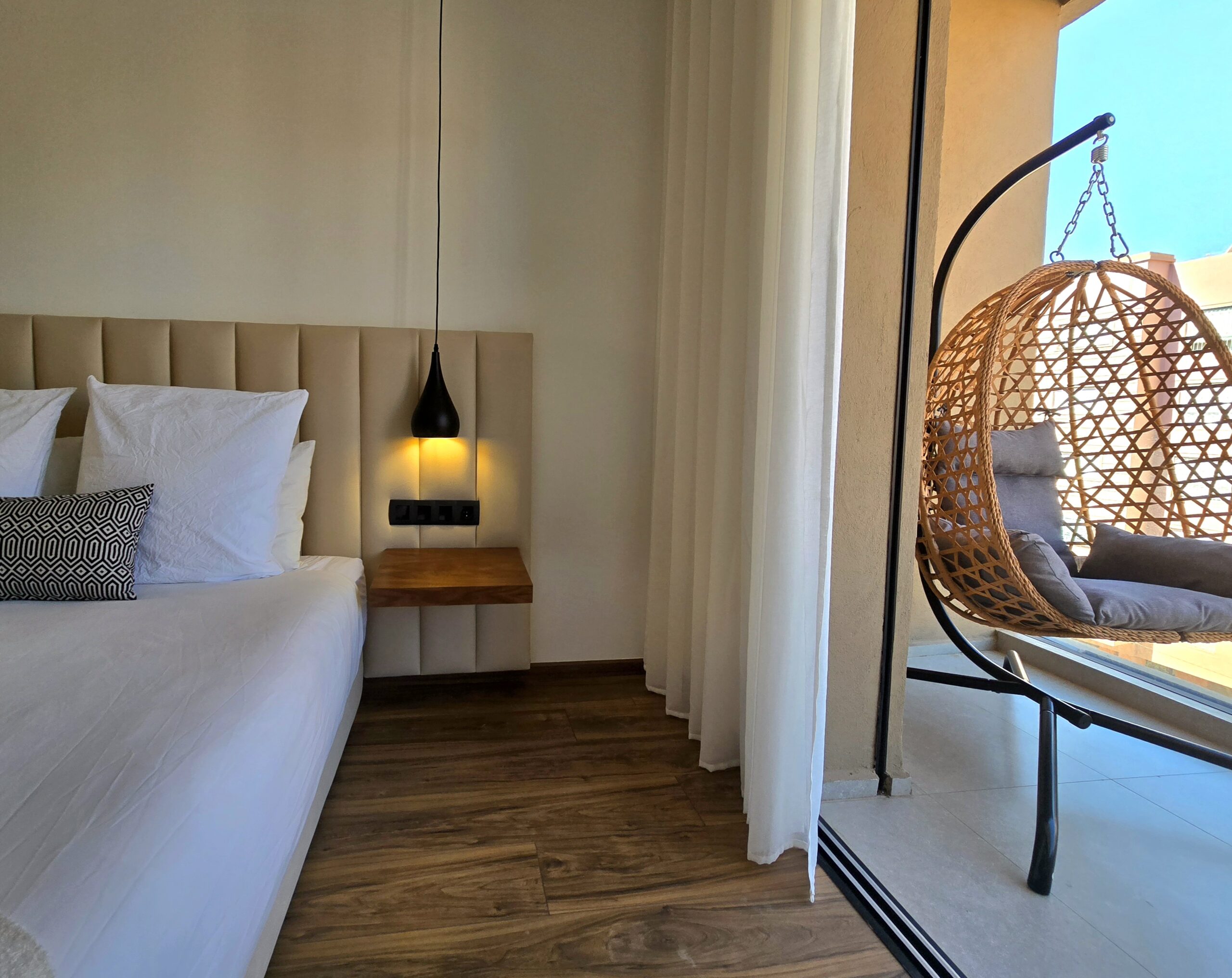 Chambre de luxe avec lit double et lit d'appoint dans un appartement en location courte durée à Marrakech
