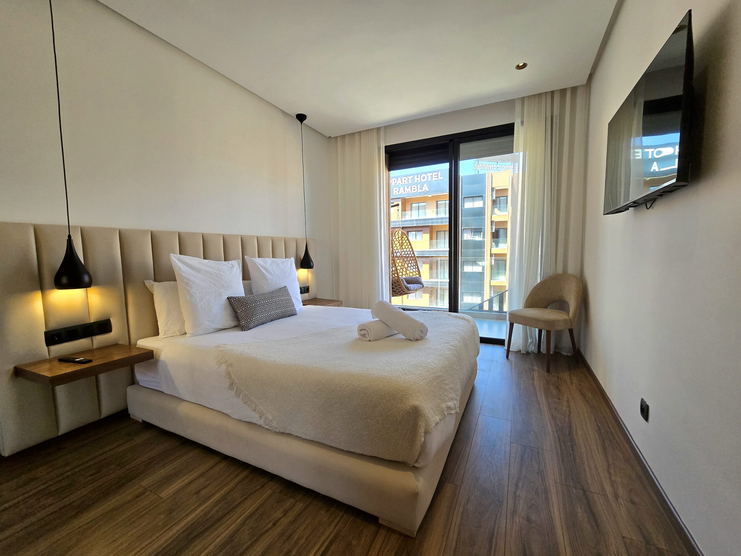 Chambre de luxe avec lit double et lit d'appoint dans un appartement en location courte durée à Marrakech