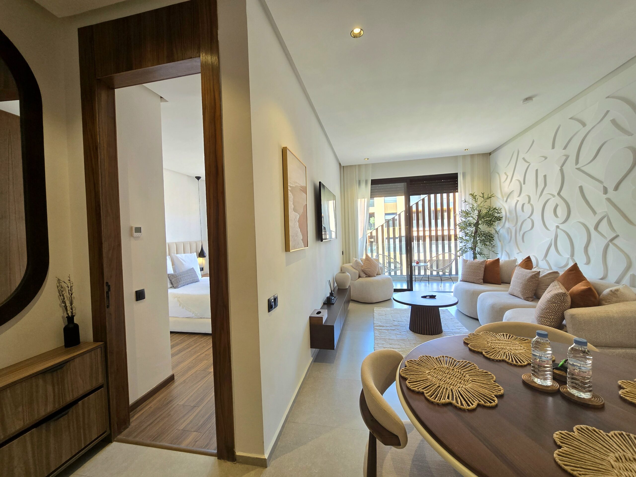 Grand séjour contemporain et lumineux dans un appartement en location courte durée à Marrakech