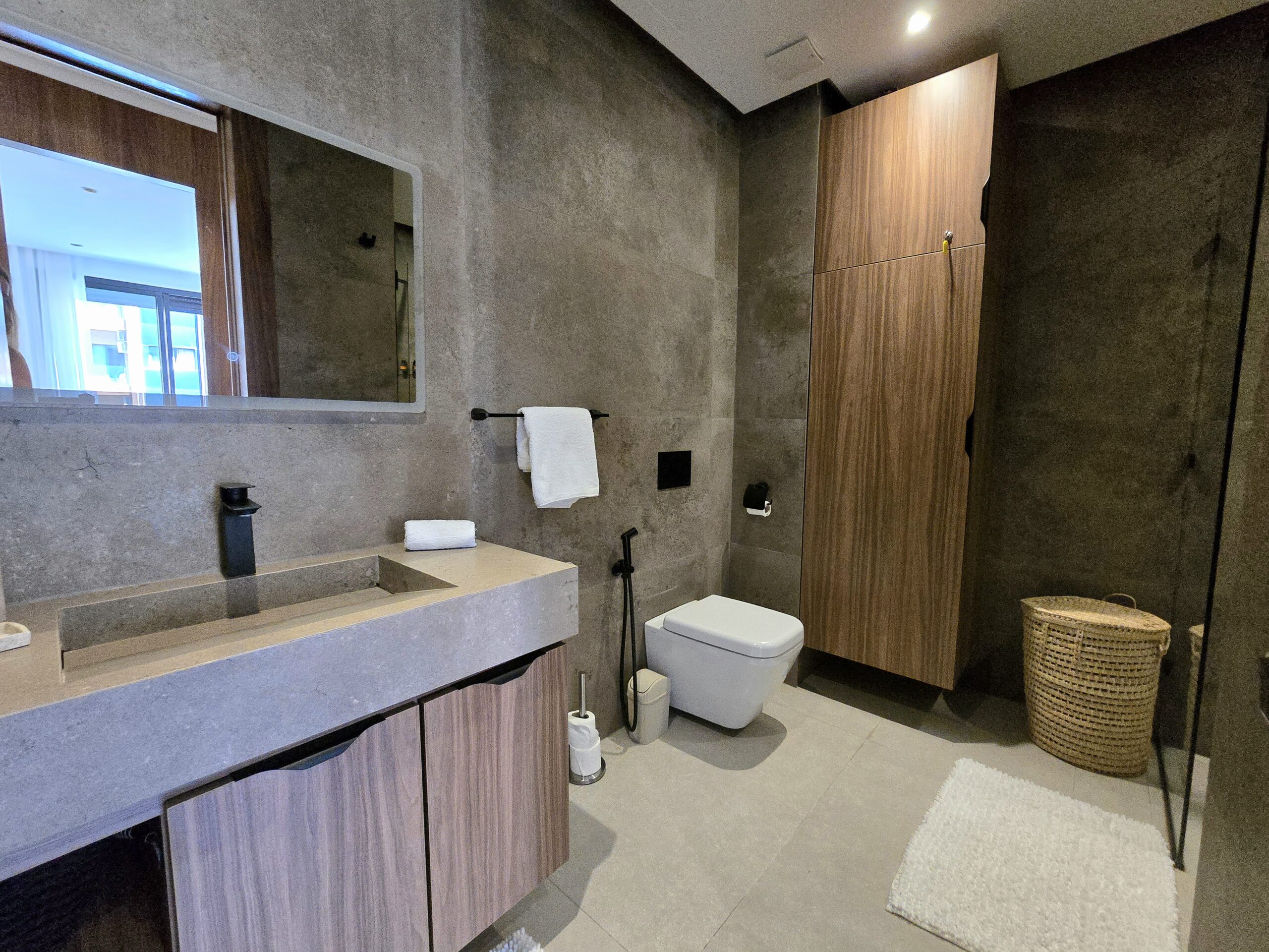 Salle de bain moderne de standing avec douche à l'italienne dans un appartement à Marrakech