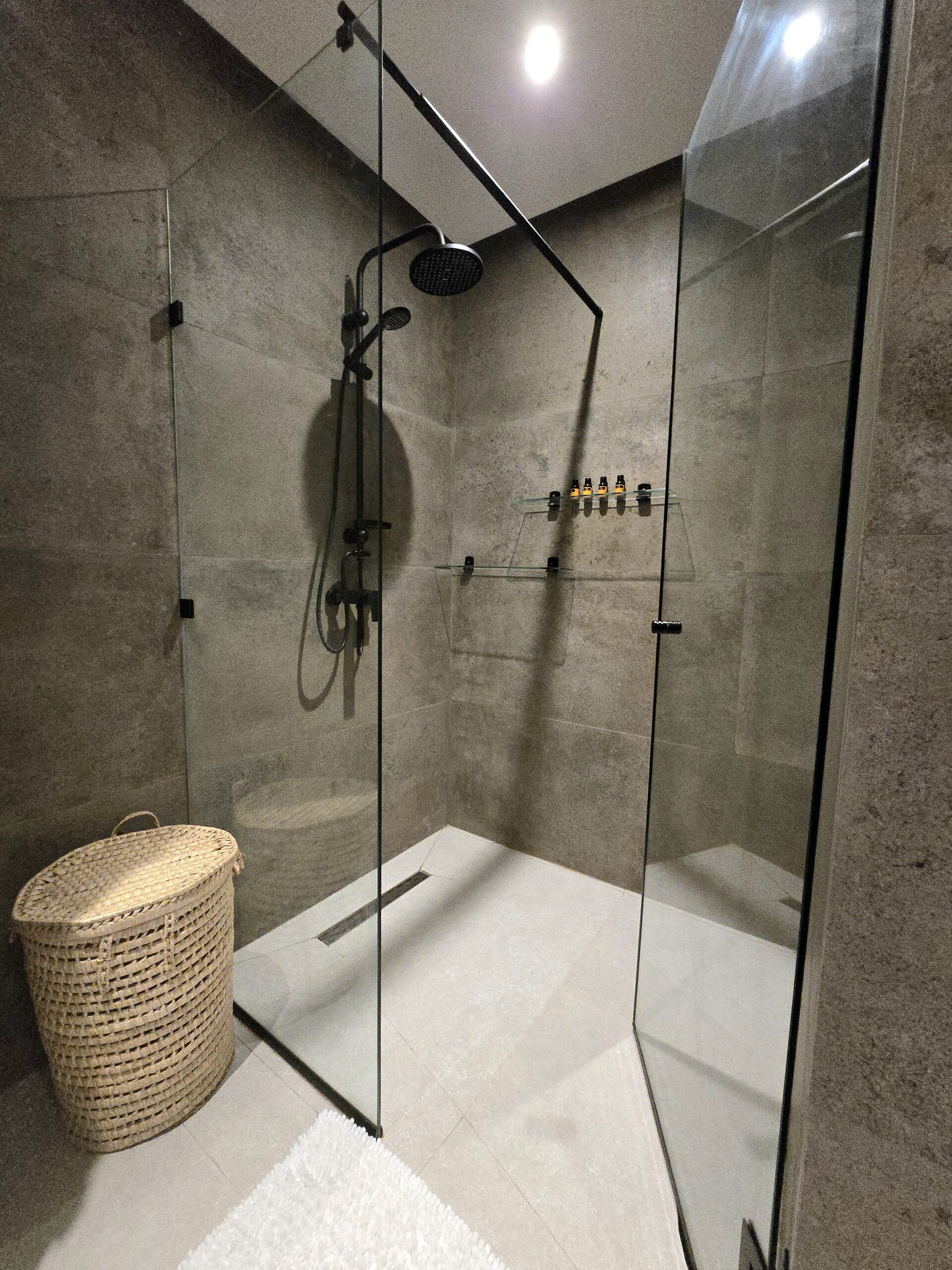 Salle de bain moderne de standing avec douche à l'italienne dans un appartement à Marrakech