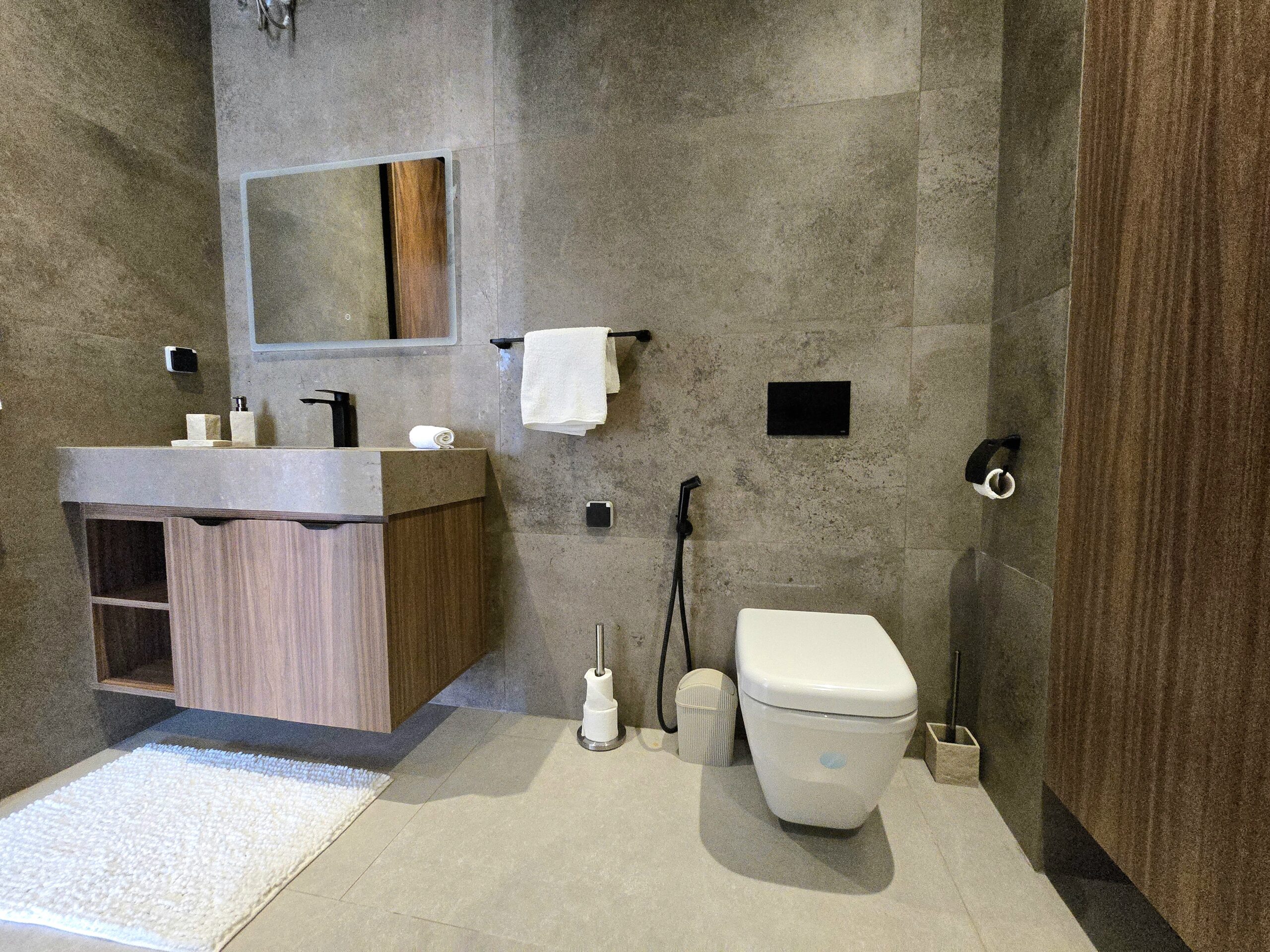 Salle de bain moderne de standing avec douche à l'italienne dans un appartement à Marrakech